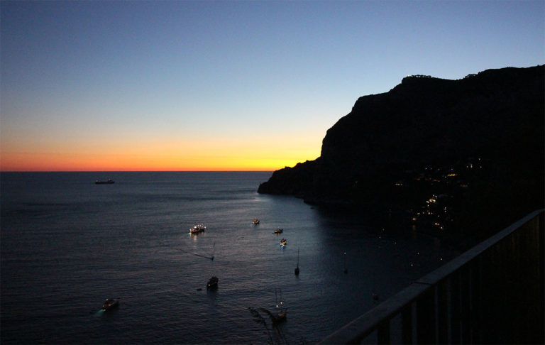 夕日に染まるイタリアの海岸線